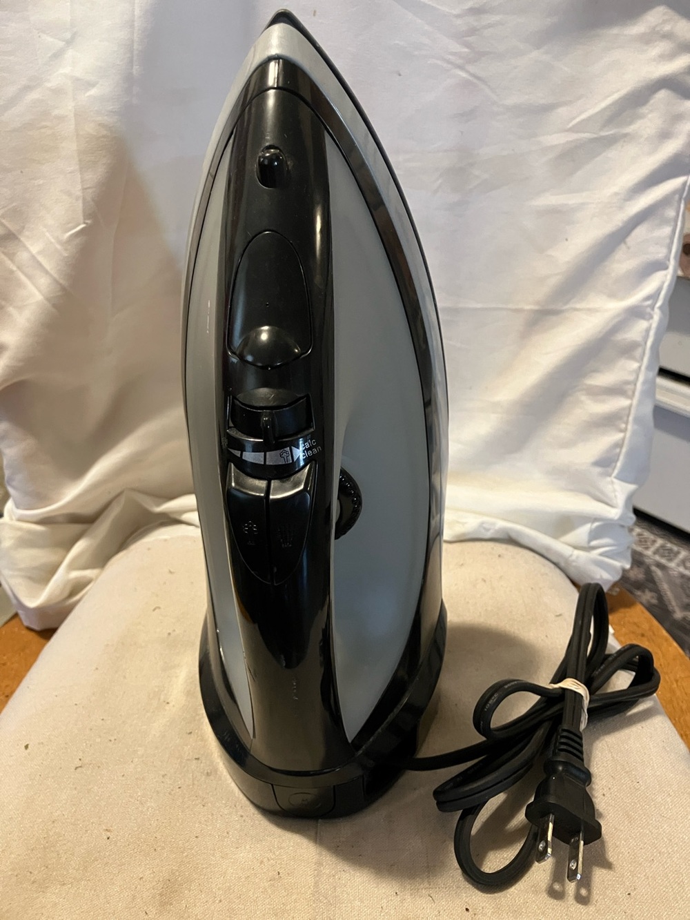 Like new ( probably used once ) Living Solutions steam iron in perfect